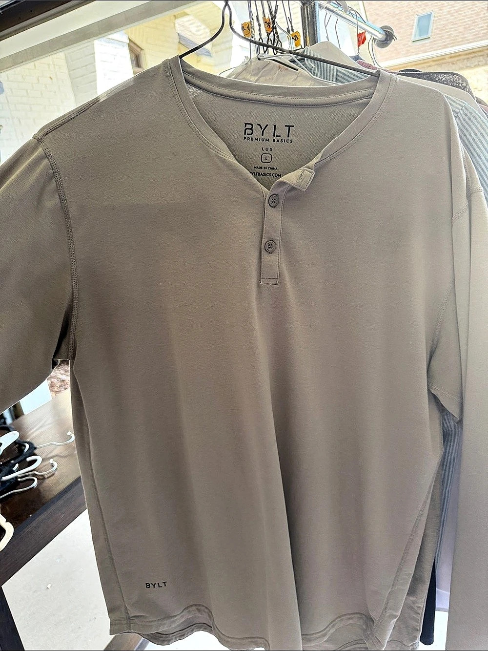 BYLT Men's Henley Tee in Gray Size Large Like New